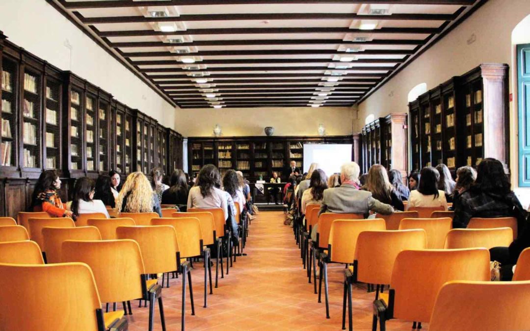 Salle de classe pour devenir détective privé