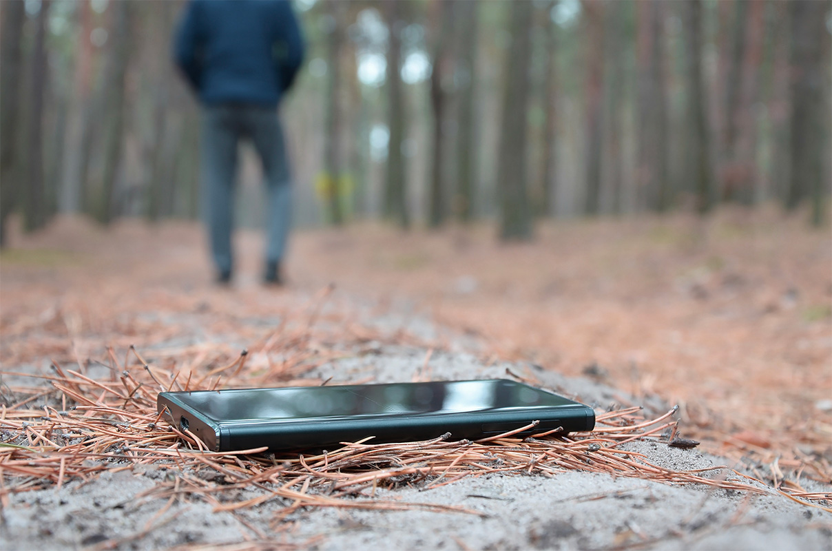 homme-partant-dans-les-bois-abandonnant-son-telephone