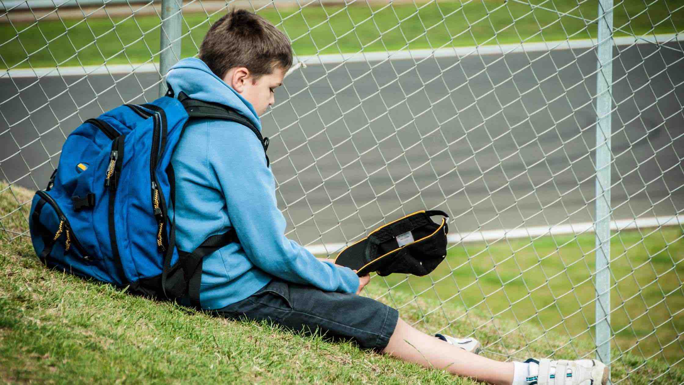 enfant sac à dos en fugue