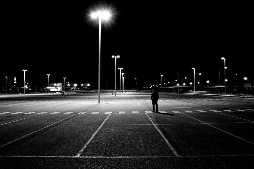 Dans l'ombre des enquêtes : les détectives privés belges face à la réalité — article paru dans La Libre le 20 avril 2026 2 photo2 parking nuit